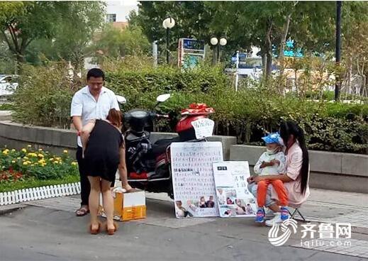 con trai 5 tuoi bi benh mau trang ca gia dinh di ban banh trung thu kiem tien cay ghep tuy