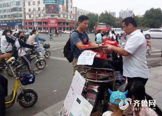 con trai 5 tuoi bi benh mau trang ca gia dinh di ban banh trung thu kiem tien cay ghep tuy