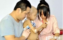 con trai 5 tuoi bi benh mau trang ca gia dinh di ban banh trung thu kiem tien cay ghep tuy