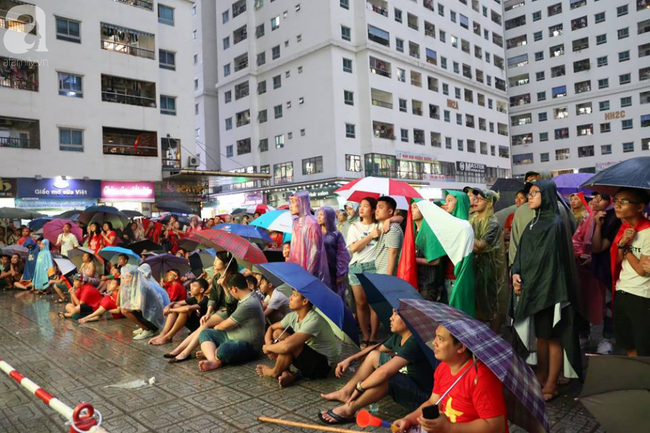 choi troi chung cu van dan hh linh dam lai dung man led 32 met vuong tiep lua cho olympic viet nam