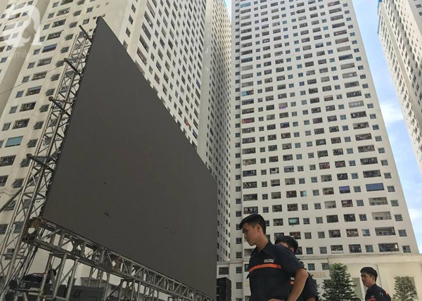 choi troi chung cu van dan hh linh dam lai dung man led 32 met vuong tiep lua cho olympic viet nam