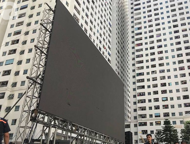 choi troi chung cu van dan hh linh dam lai dung man led 32 met vuong tiep lua cho olympic viet nam