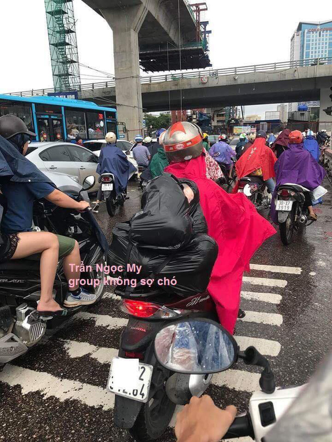nguoi dan ong cho tui den sau xe guong mat lap lo phia trong khien nhieu nguoi thot tim