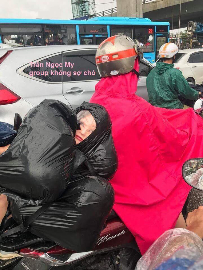 nguoi dan ong cho tui den sau xe guong mat lap lo phia trong khien nhieu nguoi thot tim