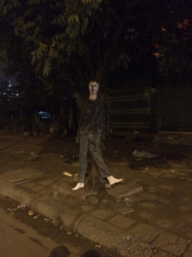 nguoi dan ong cho tui den sau xe guong mat lap lo phia trong khien nhieu nguoi thot tim