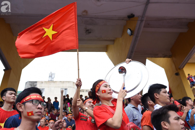 nguoi ham mo bat khoc nhieu nguoi om tim khi olympic viet nam vuot mat huy chuong dong