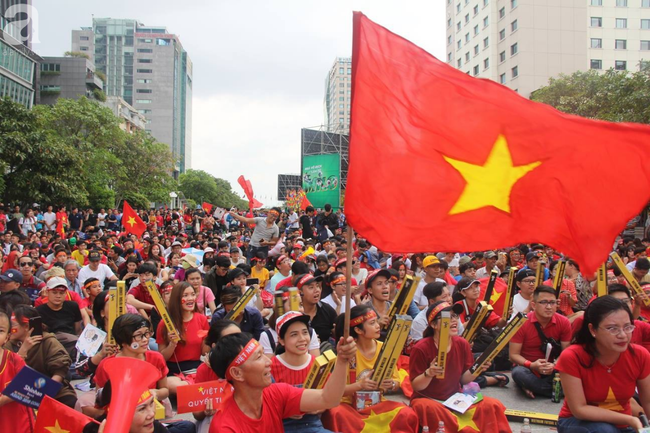 nguoi ham mo bat khoc nhieu nguoi om tim khi olympic viet nam vuot mat huy chuong dong