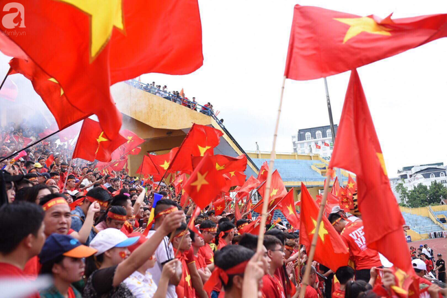 nguoi ham mo bat khoc nhieu nguoi om tim khi olympic viet nam vuot mat huy chuong dong
