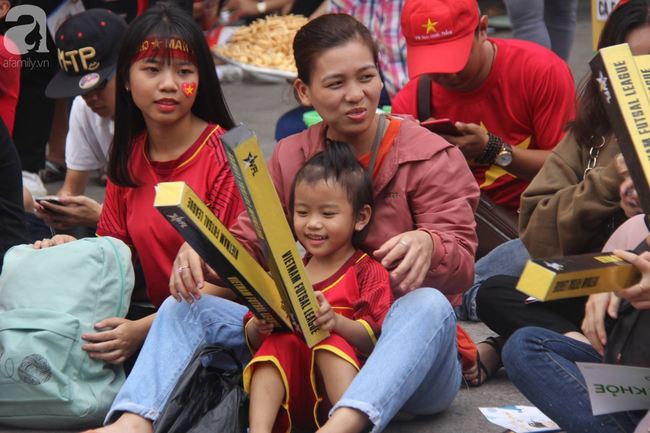 nguoi ham mo bat khoc nhieu nguoi om tim khi olympic viet nam vuot mat huy chuong dong