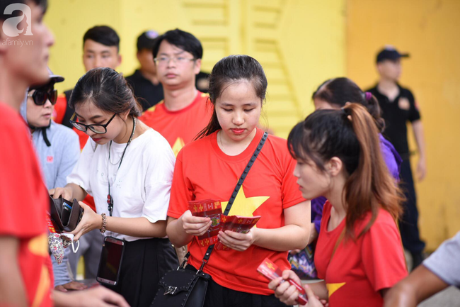 nguoi ham mo bat khoc nhieu nguoi om tim khi olympic viet nam vuot mat huy chuong dong