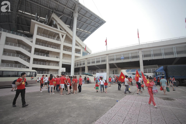 doan the thao da ve den viet nam nhung di loi rieng nhieu cdv buon ba vi khong duoc gap doi tuyen