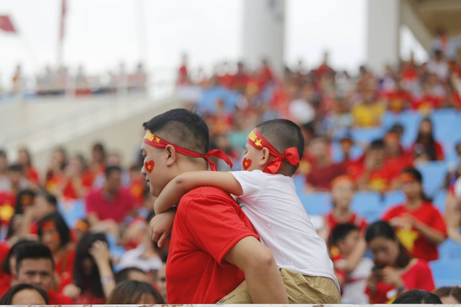 doan the thao da ve den viet nam nhung di loi rieng nhieu cdv buon ba vi khong duoc gap doi tuyen