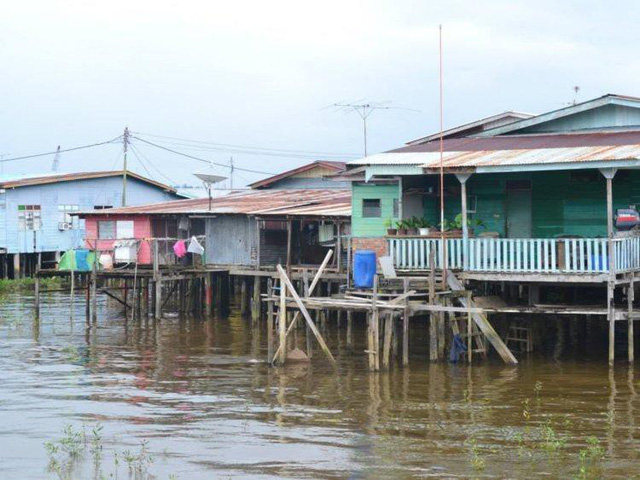 co gi ben trong thu do giau co cua brunei noi gan mot nua dan so song trong mot ngoi lang noi