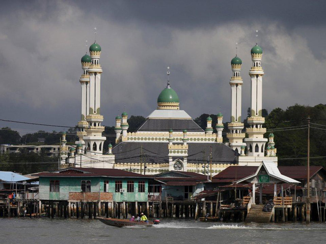 co gi ben trong thu do giau co cua brunei noi gan mot nua dan so song trong mot ngoi lang noi