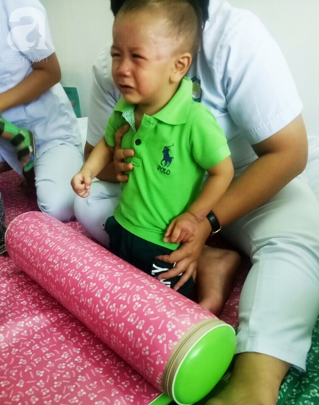 thuong tam vo bi xe rac can tu vong tren duong ve nha nguoi dan ong tuyet vong tim cach cuu doi chan cho con trai 1 tuoi