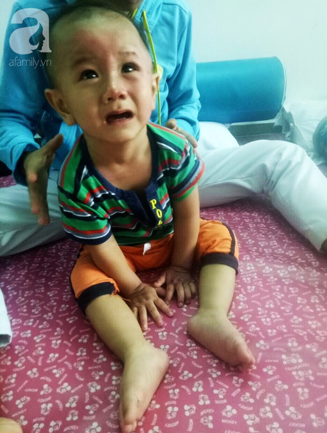 thuong tam vo bi xe rac can tu vong tren duong ve nha nguoi dan ong tuyet vong tim cach cuu doi chan cho con trai 1 tuoi