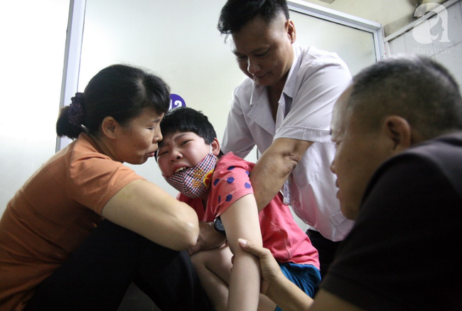 ha noi tieng thet xe long cua be gai 10 tuoi bi bai nao thich nghe nhac vang trong can phong nho o benh vien