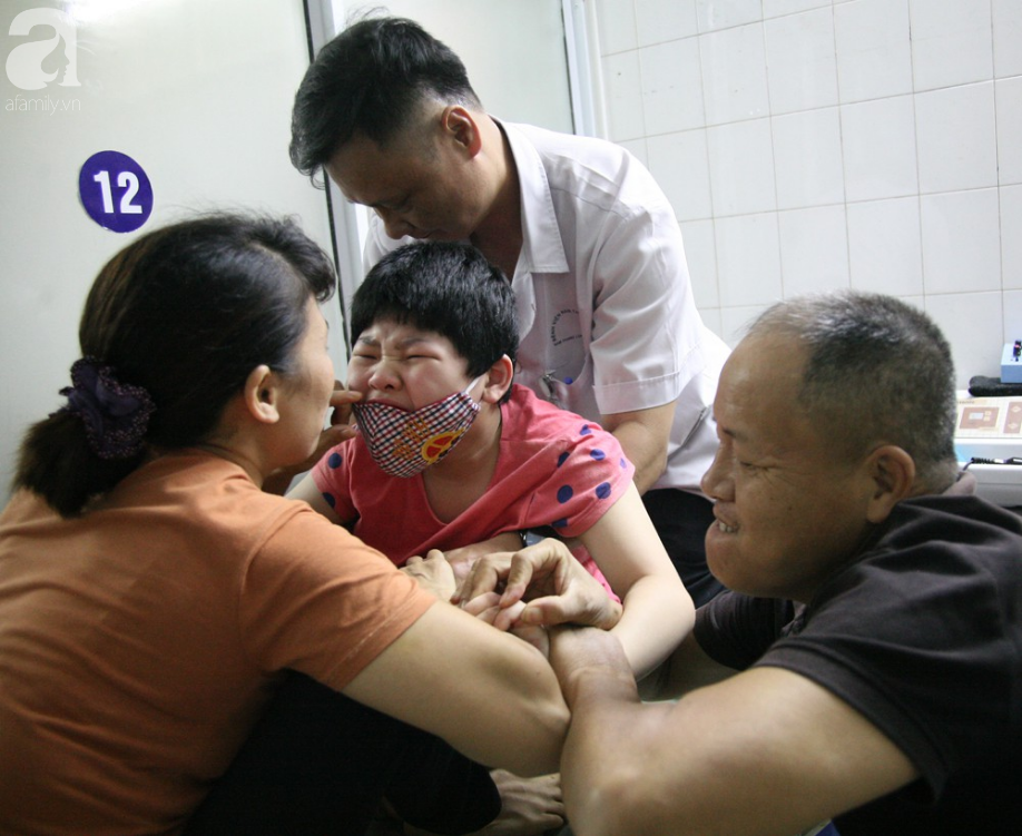 ha noi tieng thet xe long cua be gai 10 tuoi bi bai nao thich nghe nhac vang trong can phong nho o benh vien