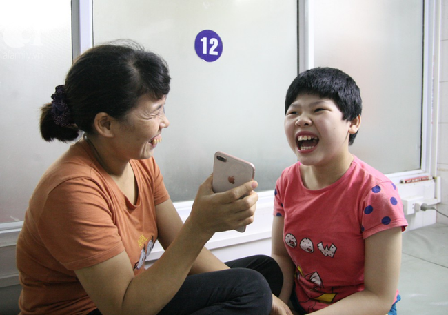 ha noi tieng thet xe long cua be gai 10 tuoi bi bai nao thich nghe nhac vang trong can phong nho o benh vien