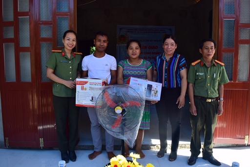 cong doan cong an tinh thua thien hue ban giao ngoi nha tinh nghia