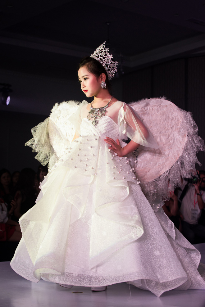 nam vuong thieu nhi gay an tuong khi catwalk cung thu cung