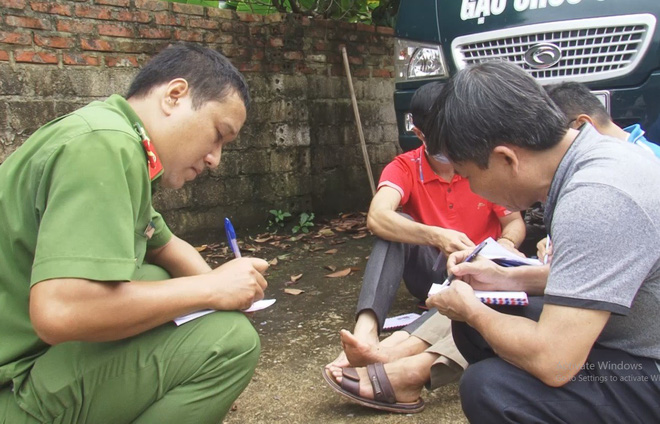 truy bat nhom doi tuong di o to cam hung khi den nha dam tu vong nguoi dan ong