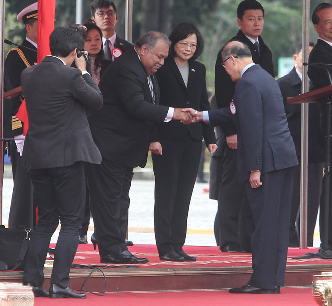 dong minh cua dai loan tung chieu khien tq be mat khong ngo bi lang gieng tat nuoc lanh