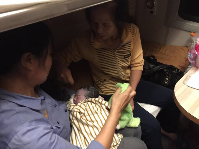 do de thanh cong tren tau thong nhat be gai 3kg chao doi trong vong tay to tau