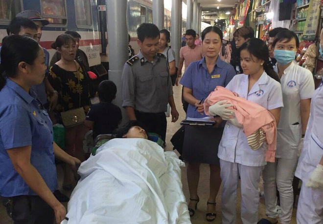 do de thanh cong tren tau thong nhat be gai 3kg chao doi trong vong tay to tau