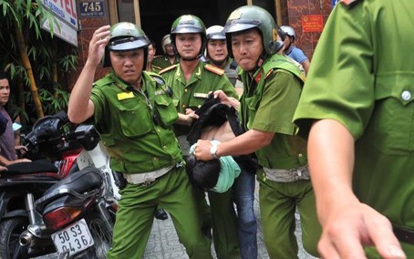 Bình Dương: Người đàn ông gây tai nạn còn tông xe vào Công an để tẩu thoát