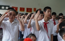 ve du khai giang o ngoi truong hang tram em hoc sinh hat quoc ca bang tay gay xuc dong manh giua ha noi