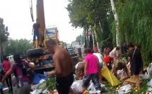 xe tai cho hoa qua bi lat nguoi dan lao vao hoi cua