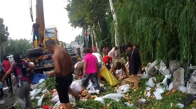 xe tai cho hoa qua bi lat nguoi dan lao vao hoi cua
