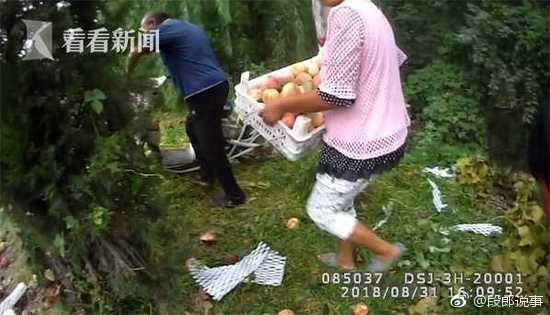 xe tai cho hoa qua bi lat nguoi dan lao vao hoi cua