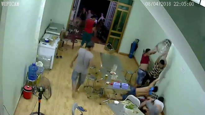 clip nghi thanh nien ban ben nhin deu nguoi dan ong giuong ghe gay go trong quan nhau