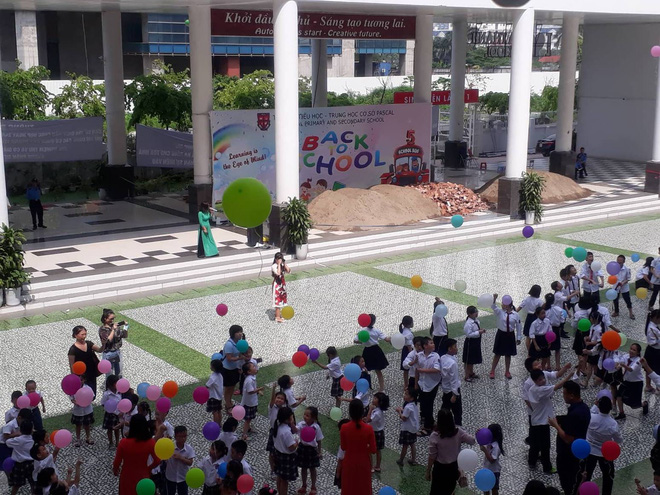 ha noi hon mot nghin hoc sinh phai di khai giang nho o truong khac vi san truong bi do day vat lieu xay dung