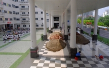 vu hon 1000 hoc sinh truong pascal phai di khai giang nho vi san truong day dat da nguoi chi dao cong nhan do dat noi gi