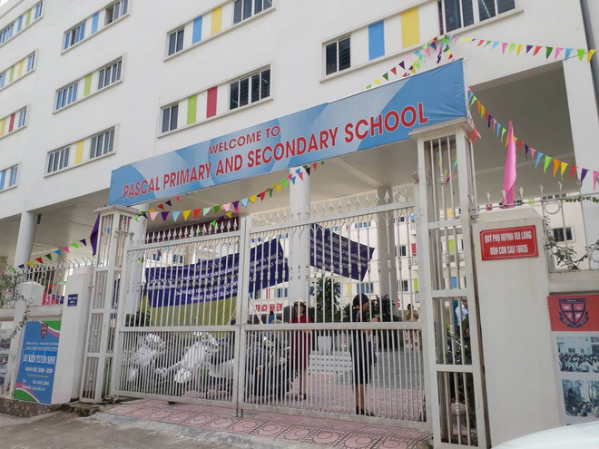 vu hon 1000 hoc sinh truong pascal phai di khai giang nho vi san truong day dat da nguoi chi dao cong nhan do dat noi gi