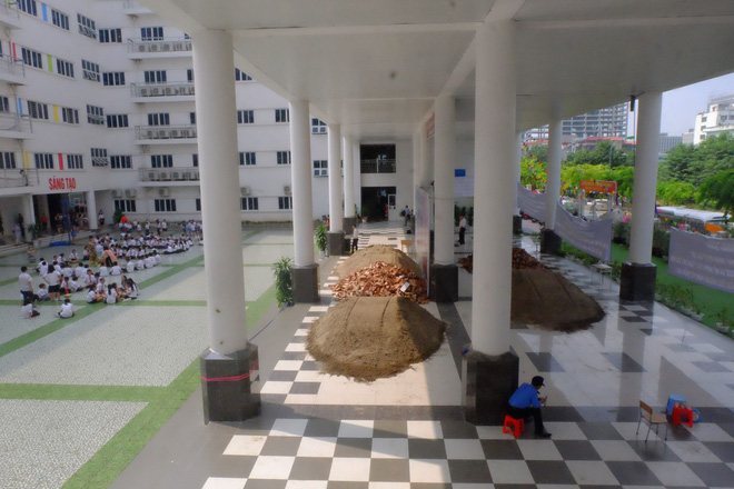 vu hon 1000 hoc sinh truong pascal phai di khai giang nho vi san truong day dat da nguoi chi dao cong nhan do dat noi gi