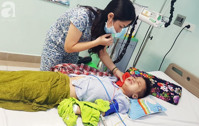 be trai 8 tuoi bi ung thu mau va cau hoi truoc ngay khai giang khien nguoi me don than oa khoc