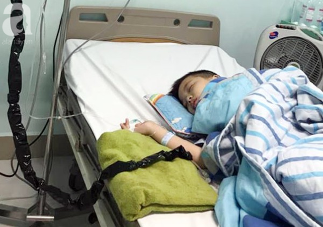 be trai 8 tuoi bi ung thu mau va cau hoi truoc ngay khai giang khien nguoi me don than oa khoc