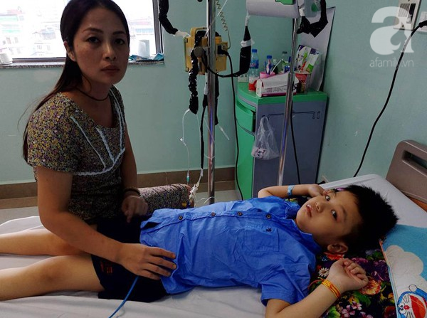 be trai 8 tuoi bi ung thu mau va cau hoi truoc ngay khai giang khien nguoi me don than oa khoc