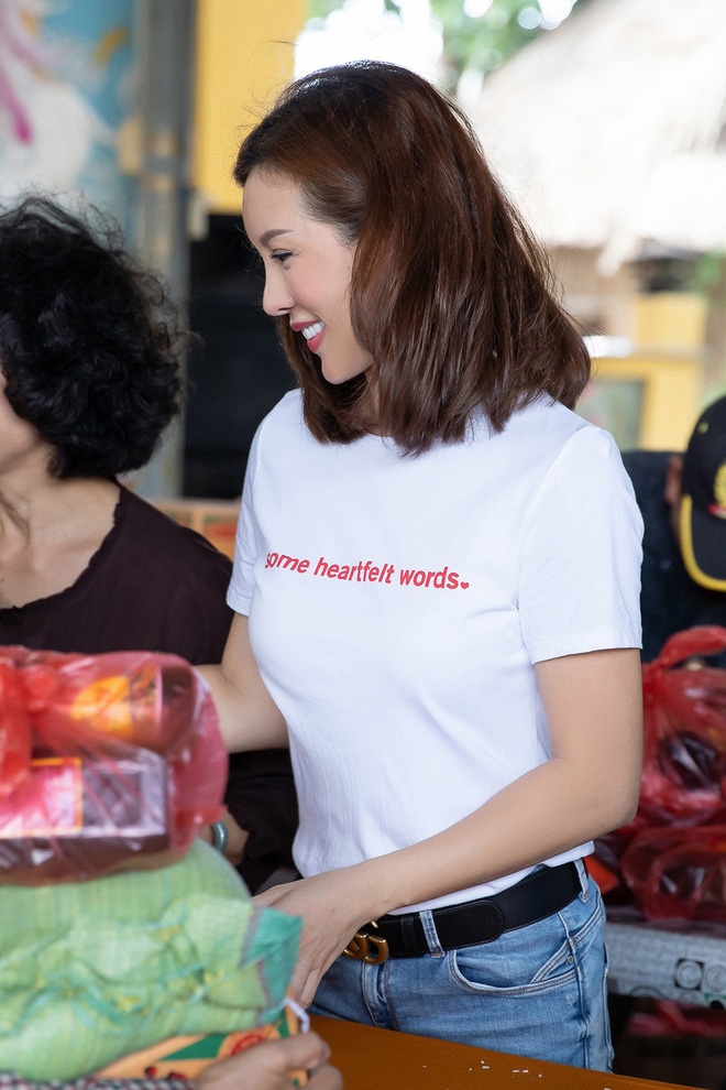 hoa hau thu hoai khoe ve goi cam het co khi sanh doi cung ban trai doanh nhan