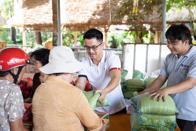 hoa hau thu hoai khoe ve goi cam het co khi sanh doi cung ban trai doanh nhan