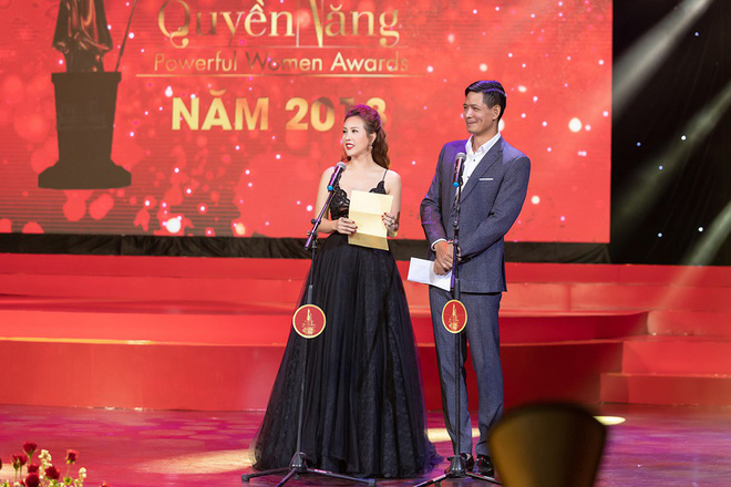 hoa hau thu hoai khoe ve goi cam het co khi sanh doi cung ban trai doanh nhan