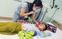 be trai 8 tuoi bi ung thu mau va cau hoi truoc ngay khai giang khien nguoi me don than oa khoc