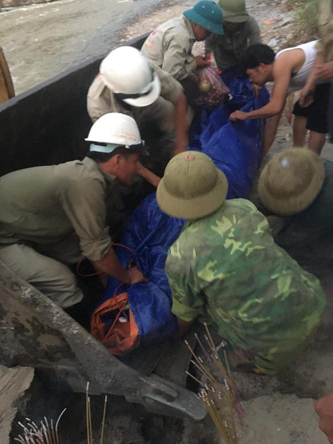 dang di bo tren duong nam ky su nguoi y bi da de tu vong tai cho