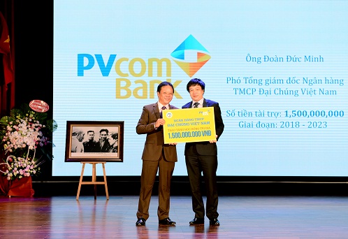 pvcombank trao hoc bong 15 ty dong cho sinh vien dh kinh te quoc dan