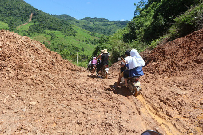 duong doc dao bi lu lut xoa so hoc sinh vung bien nghe an vuot deo loi suoi cung giao vien cong gao den truong