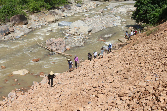 duong doc dao bi lu lut xoa so hoc sinh vung bien nghe an vuot deo loi suoi cung giao vien cong gao den truong